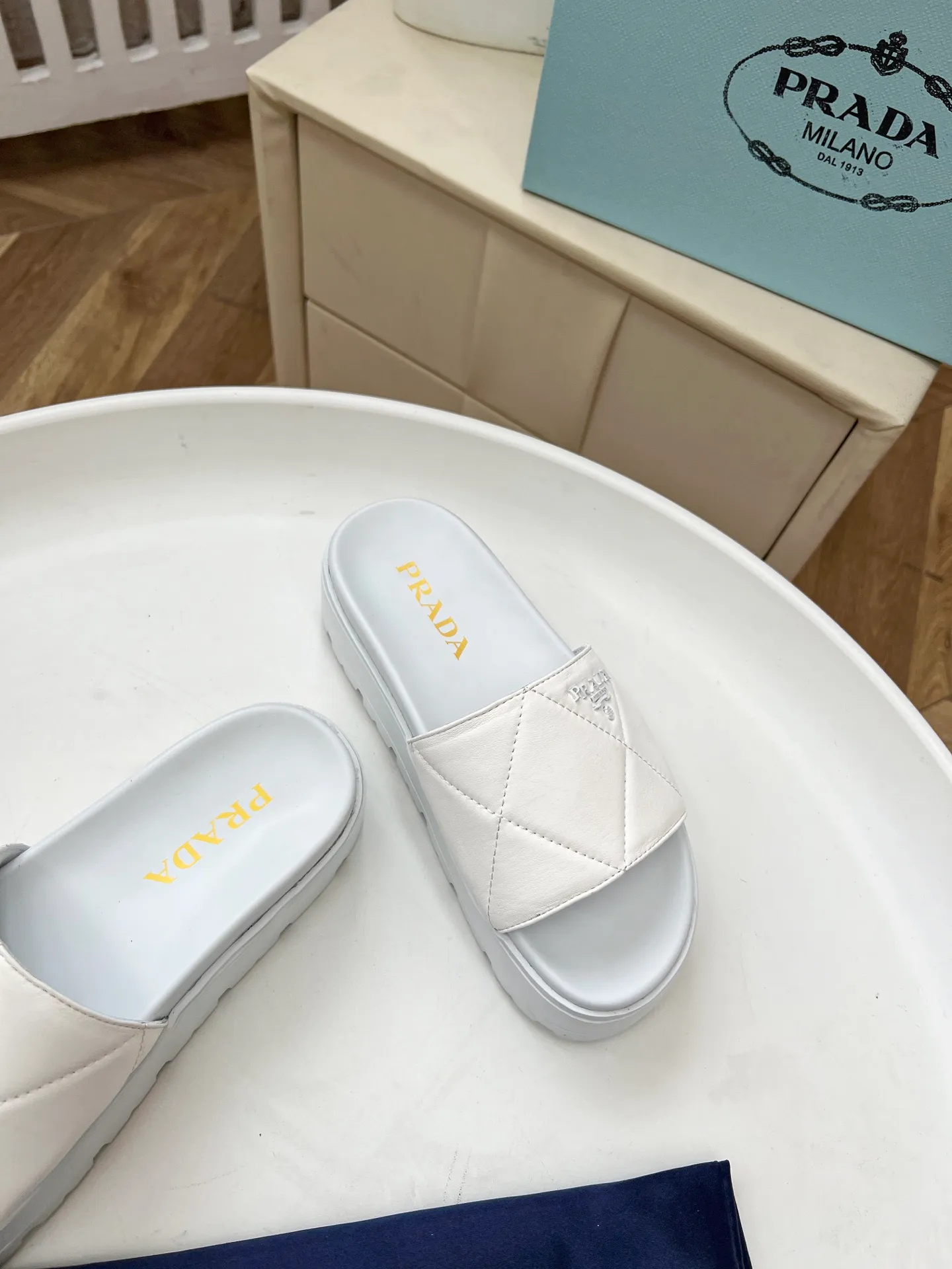 👟👟Ex-factory price 440👟👟 Prada/Prada 25ss summer new couple's beach thick-soled Birkenstock sandals. This shoe style is really a classic design that will not go out of style and is in line with everyone's current pursuit of comfortable and healthy wearing concepts. It is regarded by many domestic and foreign celebrities and fashionistas as an important choice for daily slippers. ✔Upper: imported super soft sheepskin ✔Inner lining: imported sheepskin ✔Hardware: Original molded split hardware ✔Outsole: Ultra-light, wear-resistant and non-slip foam sole ✔Number of yards: 35~40 (custom-made 40 pieces are non-refundable)